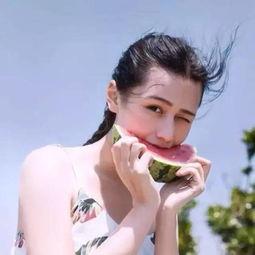 一个女的大嘴吃瓜的视频,笑料横生！女网红演绎“瓜界女神”