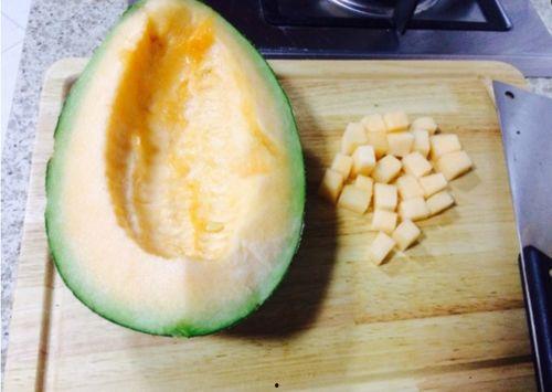 空姐吃哈密瓜视频,空姐现场品尝哈密瓜，甜蜜瞬间引网友热议