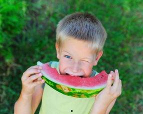 群众吃瓜流泪的视频,群众共情瞬间，视频记录感人一幕