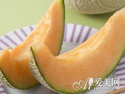 美女吃冰冻哈密瓜视频,美女大快朵颐哈密瓜，尽享清凉时光