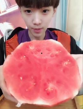 帅哥吃瓜直播视频,帅哥大揭秘，带你领略吃瓜界的风采